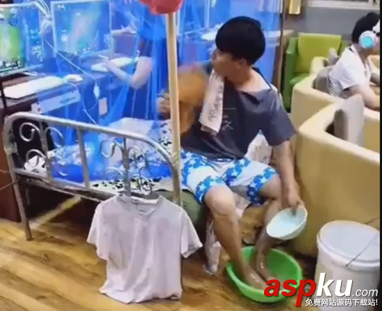 在網吧燒烤,在網吧洗腳,在網吧煎蛋