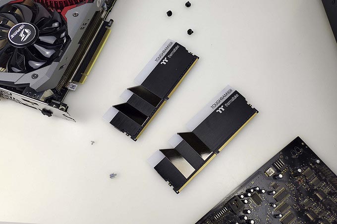 黑蘋果也玩高頻RGB內存條&mdash;&mdash;曜越TT Toughram RGB 3600開箱簡測